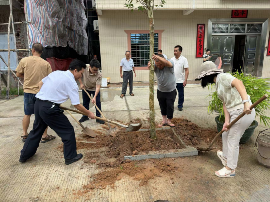 1721640074864964.png 王昌龄到塘尾社区下坡小村参加植树活动112.png