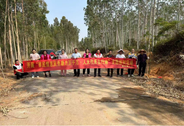 1745575645186727.png 【镇街人大】覃巴镇人大:开展“察民情惠民生助力百千万•人大代表在行动”主题植树活动148.png